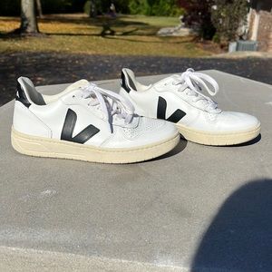 Veja V-10 size 5 extra white and black